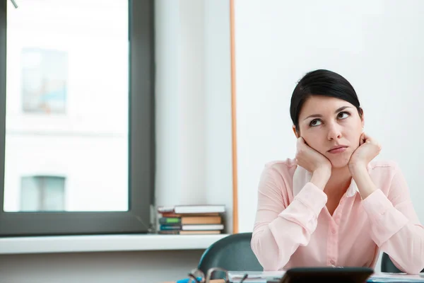 Schöne Frau träumt am Arbeitsplatz — Stockfoto