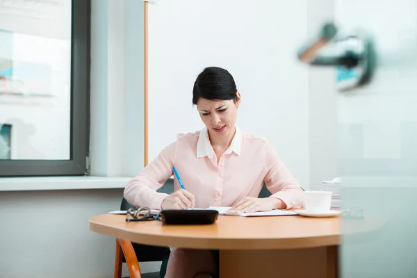 Женщина в офисе с мятой бумагой. — стоковое фото