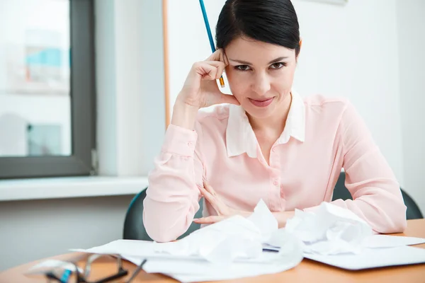 Mujer de negocios sentada en el escritorio en la oficina con pensamientos. — Foto de Stock