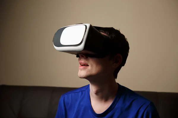 Homme portant des lunettes de réalité virtuelle. — Photo