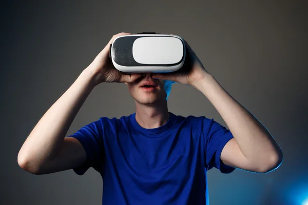 Homme portant des lunettes de réalité virtuelle. — Photo