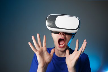 VR gözlüklü adam.