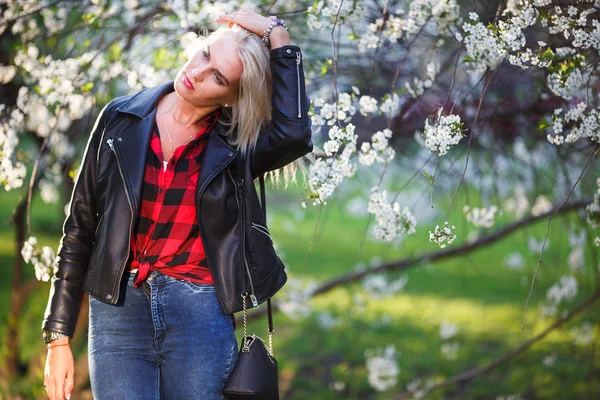 Mooie jonge vrouw buiten — Stockfoto