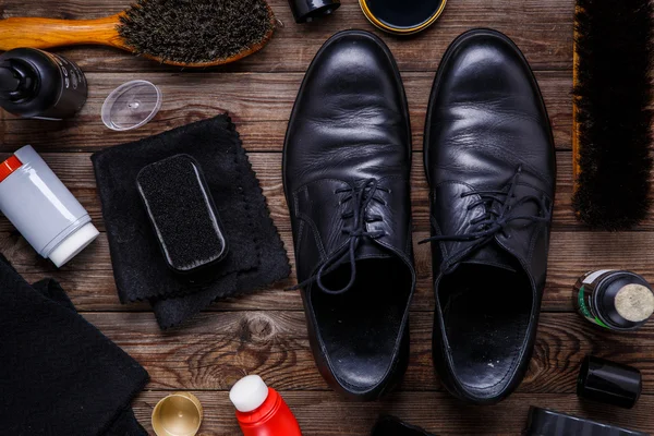 Balmumu, fırça ve çizme Ayakkabı — Stok fotoğraf