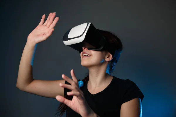 Femme utilisant le casque de réalité virtuelle — Photo