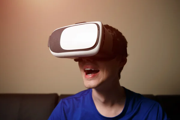 Homme portant des lunettes de réalité virtuelle. — Photo