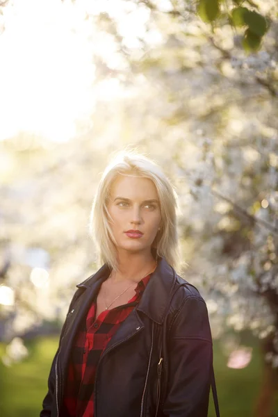 Beautiful young woman outdoor — Stock Photo, Image