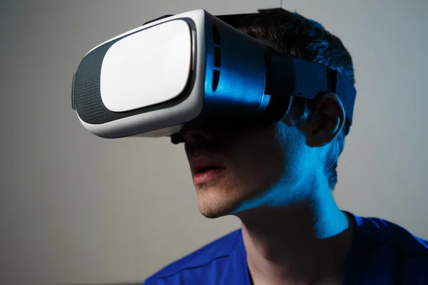 Homme portant des lunettes de réalité virtuelle. — Photo