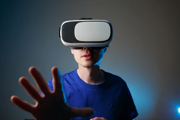 Homme portant des lunettes de réalité virtuelle. — Photo