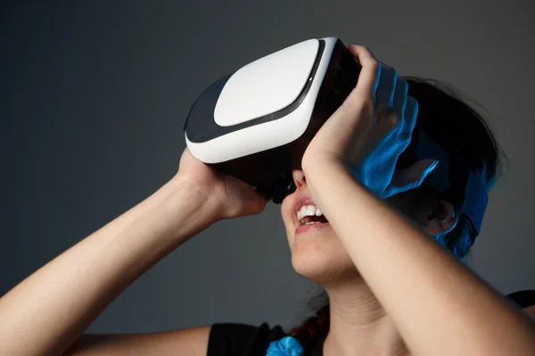 Femme utilisant le casque de réalité virtuelle — Photo