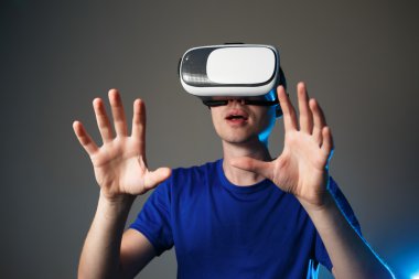 Vr googles kullanan genç adam.
