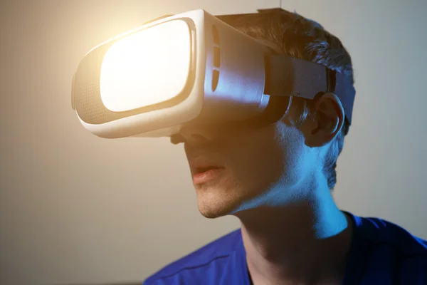 Homme portant des lunettes de réalité virtuelle. — Photo