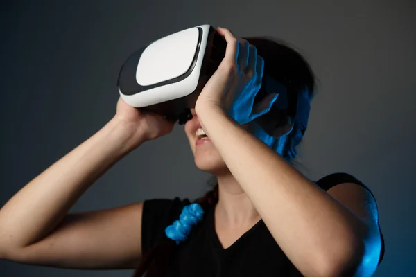 Femme utilisant le casque de réalité virtuelle — Photo