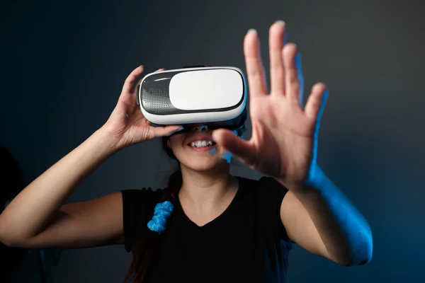 Porter femme avec le dispositif VR — Photo