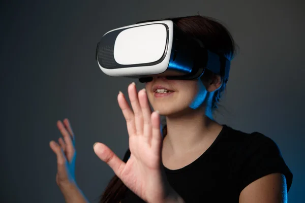 Vrouw met behulp van de virtual reality headset — Stockfoto