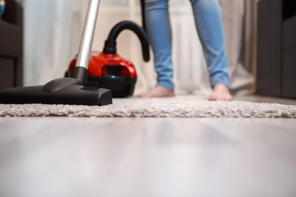 Limpeza de carpete e piso em casa na sala de estar — Fotografia de Stock