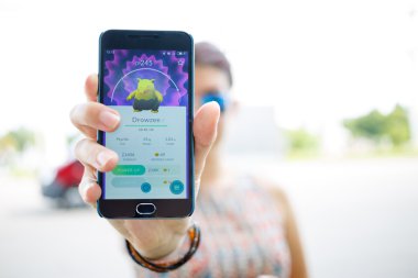 Moskova, Rusya - Ağustos, 02: Android kullanıcı oyun Pokemon seferde artar gerçeklik smartphone cep telefonu ile mobil oyun.