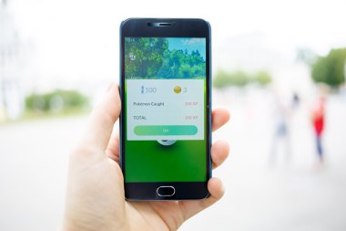 Moskova, Rusya - Ağustos, 02: Android kullanıcı oyun Pokemon seferde artar gerçeklik smartphone cep telefonu ile mobil oyun.