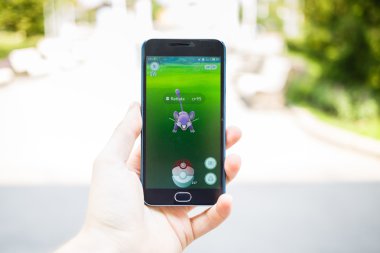 Moskova, Rusya - Ağustos, 02: Android kullanıcı oyun Pokemon seferde artar gerçeklik smartphone cep telefonu ile mobil oyun.