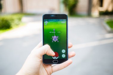 Moskova, Rusya - Ağustos, 02: Android kullanıcı oyun Pokemon seferde artar gerçeklik smartphone cep telefonu ile mobil oyun.