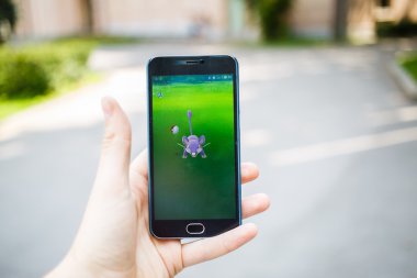 Moskova, Rusya - Ağustos, 02: Android kullanıcı oyun Pokemon seferde artar gerçeklik smartphone cep telefonu ile mobil oyun.