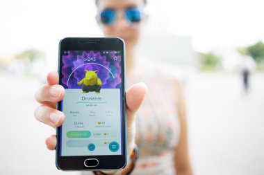 Moskova, Rusya - Ağustos, 02: Android kullanıcı oyun Pokemon seferde artar gerçeklik smartphone cep telefonu ile mobil oyun.