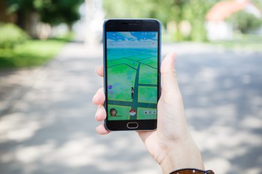 Moskova, Rusya - Ağustos, 02: Android kullanıcı oyun Pokemon seferde artar gerçeklik smartphone cep telefonu ile mobil oyun.
