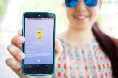 Moskova, Rusya - Ağustos, 02: Android kullanıcı oyun Pokemon seferde artar gerçeklik smartphone cep telefonu ile mobil oyun.