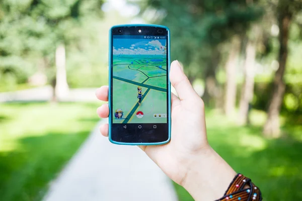 Moskau, russland - august, 02: android user play in pokemon go augmented reality mobile game auf smartphone. — Stockfoto