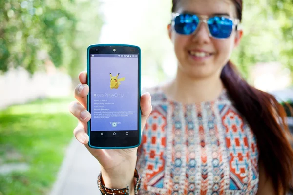 Moskau, russland - august, 02: android user play in pokemon go augmented reality mobile game auf smartphone. — Stockfoto