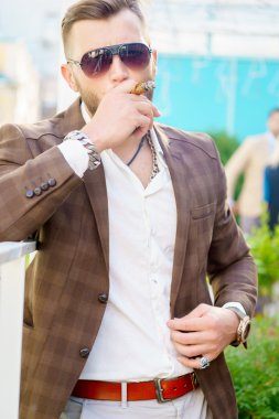 Şık esmer adam yasaktır Küba purosu