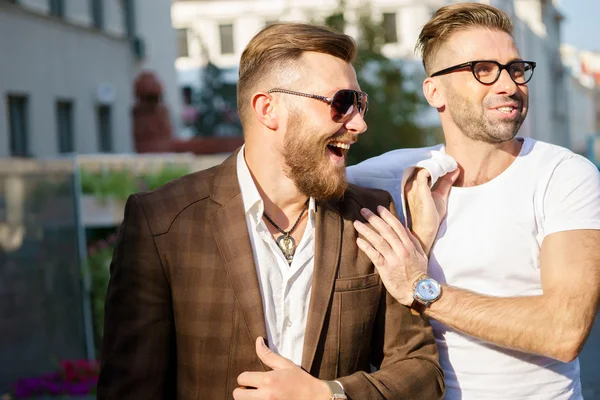 Reunión de dos hombres guapos elegantes caucásicos —  Fotos de Stock