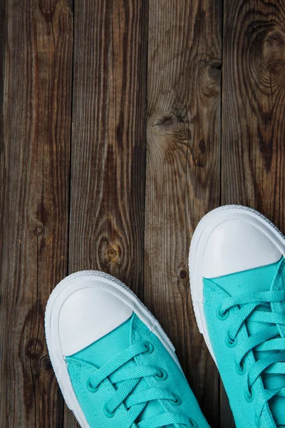 Blauwe sneakers op houten oppervlak — Stockfoto