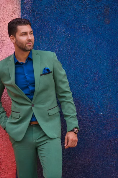 Junger schöner Mann im grünen Anzug — Stockfoto