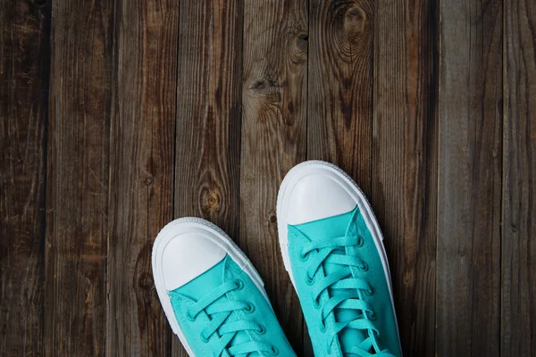 Schuhe auf leerem Holzboden — Stockfoto