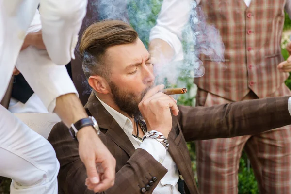 Schöner junger Kerl mit geschlossenen Augen, der Zigarre genießt — Stockfoto