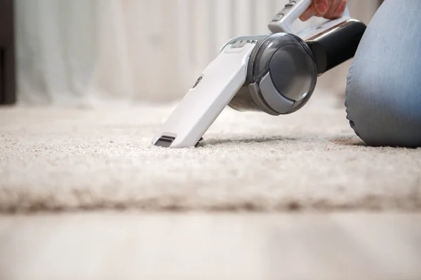 Process of cleaning carpet with help portable vacuum cleaner — Stock Photo, Image
