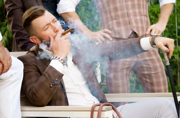 Rijke man in elegante kleding met riet en rookvrije sigaar — Stockfoto
