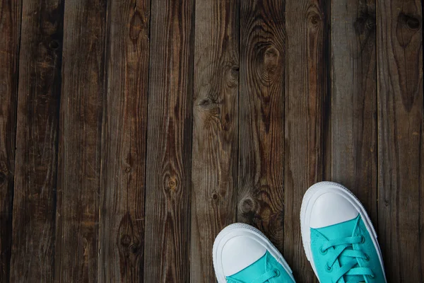 Skarpetki, obuwie sportowe na drewnianej podłodze — Zdjęcie stockowe