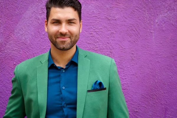 Portret op paarse muur achtergrond van de mode glimlachend brunette man — Stockfoto