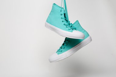 Beyaz zemin üzerine mavi spor ayakkabı