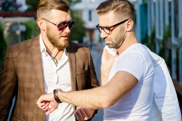 Encuentro de dos empresarios en la calle en el día de verano —  Fotos de Stock