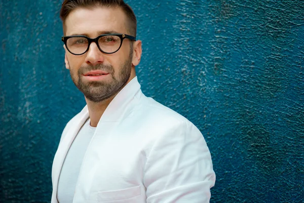 Retrato de un joven guapo y elegante hombre con gafas — Foto de Stock