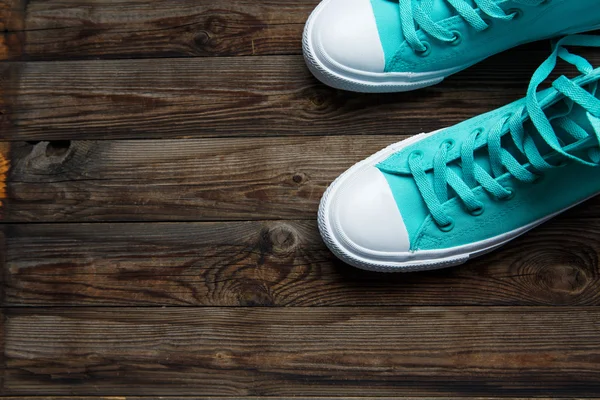 Niebieskie buty na drewnianej podłodze — Zdjęcie stockowe