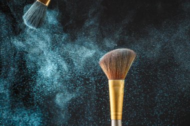 Fırça siyah zemin üzerine mavi gölgeler