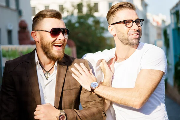 Dos chico alegre y elegante se reunió en el soleado día de verano —  Fotos de Stock