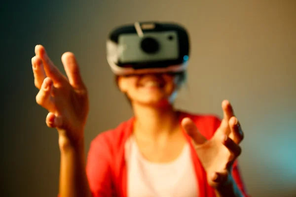 Jeune femme porter avec le VR googles — Photo