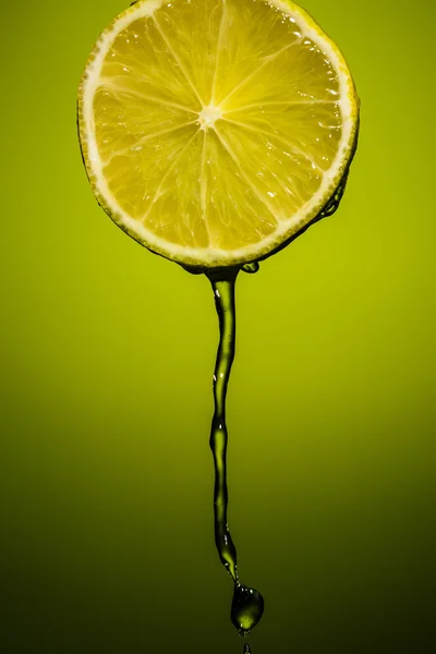 Sumo de limão que desce de metade de limão — Fotografia de Stock