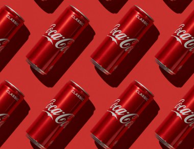 16.01.2021 Mosow, Rusya. Coca-Cola şişelerinin kusursuz deseni