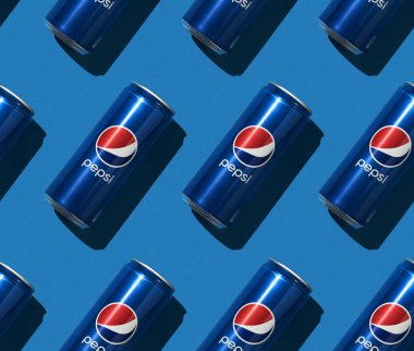 16.01.2021 Moskova, Rusya. Mavi arka planda Pepsi kutusu. Kusursuz desen.